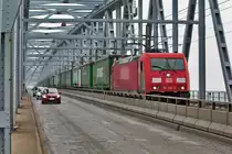 Auf der Lillabaelsbroen über den kleinen Belt donnert die 185 336-2 Green Cargo Lok mit dem Tuborg Bierexpress rascher über die Brücke,als es denn Autos zulässig ist ;-O
Bild vom 20.5.2016