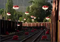 Laternen über den Güterwagen -

Im Bereich der Abstellgleise des Logistikbereiches für das Bahnprojekt Stuttgart 21 am Nordbahnhof finden sich über den Güterwagen dies rot-weißen Laternen.

Bild wurde von öffentlich zugänglichem Bereich aufgenommen, der Gedenkstätte 'Zeichen der Erinnerung.'

28.05.2016 (M)