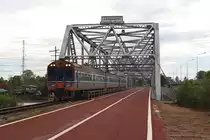 APD.20 2520 als erstes Fahrzeug des SP EXP DRC 43 (Bangkok - Surat Thani) am 20.Mai 2016 auf der Chulachomklao Bridge über den Tapi River.