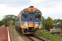 Mit leicht lädierter Stirnwand fährt der APD.60 2543 als letztes Fahrzeug des SP EXP DRC 43 (Bangkok - Surat Thani) am 20.Mai 2016 kurz nach der Chulachomklao Bridge über den Tapi River seinem Zielbahnhof entgegen.