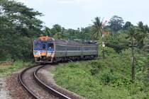 SP EXP DRC 43 (Bangkok - Surat Thani) mit dem APD.20 2520 als erstes und dem APD.60 2543 als letztes Fahrzeug am 20.Mai 2016 beim Einfahrsignal der Surat Thani Station.