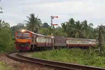 ALS 4137 (Co'Co', de, Alsthom, Bj.1974) am 20.Mai 2016 mit dem RAP 168 (Kantang - Bangkok) beim Einfahrsignal des Bf. Surat Thani.