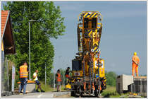 Einsatz Kirov Kran KRC 1200 am 28.5.2016 anlässlich der Neuerrichtung eines Durchlasses bei der GKB-Haltestelle Oisnitz-St. Josef. (Foto bei einer Betriebspause vom Eisenbahnübergang aus gemacht)
