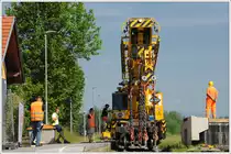 Einsatz Kirov Kran KRC 1200 am 28.5.2016 anlässlich der Neuerrichtung eines Durchlasses bei der GKB-Haltestelle Oisnitz-St. Josef. (Foto bei einer Betriebspause vom Eisenbahnübergang aus gemacht)
