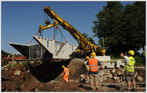 Einsatz Kirov Kran KRC 1200 am 28.5.2016 anlässlich der Neuerrichtung eines Durchlasses bei der GKB-Haltestelle Oisnitz-St. Josef.
