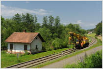 Einsatz Kirov Kran KRC 1200 am 28.5.2016 anlässlich der Neuerrichtung eines Durchlasses bei der GKB-Haltestelle Oisnitz-St. Josef. Hier befindet sich der Kran nach seinem Einsatz bei der Retourfahrt nach Lannach. Freundlicherweise ist die Kranmannschaft für uns lichttechnisch verkehrt von Oisnitz nach Lannach gefahren, damit der Naschschuss schön im Licht ist.
