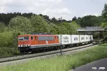 Kaum war die Bierbank aufgebaut kahm auch schon das erste Higlight. MEG 155 249-6 amm 26.05.16 auf dem Weg vom Regensburger Ostbahnhof durch Sinngrün. 