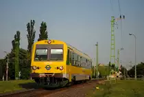 247 509 als Regionalzug nach Wiener Neustadt bei der Ausfahrt aus Sopron, links im Bild erkennt man das Einfahrtssignal der aus Wulkaprodersdorf kommenden Strecke. (26.05.2016)