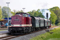 Historischer Zug mit den Lok’s 112 703 und 91 134 beim Bahnhofsfest in Putbus zwischen Bergen auf Rügen und Lauterbach Mole im Einsatz. Hier ist der Zug von Putbus nach Lauterbach Mole gerade abgefahren- 21.05.2016 
