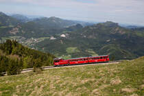 Einen der schönsten Tage überhaupt erlebte ich mit meiner Familie am 26.05.16 am Schafberg. Er befindet sich genau umgeben von Wolfgangsee, Fuschlsee, Attersee und Mondsee in Oberösterreich.
Dort fährt eine Zahnradbahn hinauf, welche 2 Dieselloks mit sattem Sound und 2-3 Neubaudampfloks Bj. 1995 besitzt. Als Hersteller der Loks konnte ich die schweizerischen Unternehmen  Stadler  und  SLM  ausmachen.
Zusätzlich verkehrt zu gewissen Anlässen auch ein grüner, ebenfalls dampfbetriebener Museumszug zur Schafbergspitze. 

Der erste Zug des Tages entstand mit einem dieselbetriebenen Zug bei der Ausfahrt aus der Schafbergalm hinaus zur Schafbergspitze.