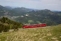 Einen der schönsten Tage überhaupt erlebte ich mit meiner Familie am 26.05.16 am Schafberg. Er befindet sich genau umgeben von Wolfgangsee, Fuschlsee, Attersee und Mondsee in Oberösterreich.
Dort fährt eine Zahnradbahn hinauf, welche 2 Dieselloks mit sattem Sound und 2-3 Neubaudampfloks Bj. 1995 besitzt. Als Hersteller der Loks konnte ich die schweizerischen Unternehmen  Stadler  und  SLM  ausmachen.
Zusätzlich verkehrt zu gewissen Anlässen auch ein grüner, ebenfalls dampfbetriebener Museumszug zur Schafbergspitze. 

Der erste Zug des Tages entstand mit einem dieselbetriebenen Zug bei der Ausfahrt aus der Schafbergalm hinaus zur Schafbergspitze.