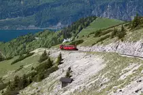 Die Neubaudampfloks der Schafbergbahn dampfen nur sichtbar bei der Abfahrt - durch die Bremsleistung, die sie erbringen müssen - wie hier am 26.05.16, als ein Zug zum Kreuzungsbahnhof Schafbergalm unterwegs ist.