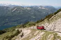 Eine weitere Auffahrt eines zahnradbetriebenen Zuges der Schafbergbahn wurde zur Mittagszeit des 26. Mai 2016 portraitiert.