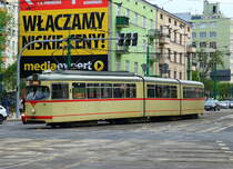 Noch in der Ursprungslackierung ist der ex-Düsseldorfer GT8 2667 mit der neuen Nummer 696 am 04.05.2016 in Poznan unterwegs, hier biegt er gerade von der Glogowska in die Hetmanska ein