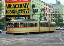 Noch in der Ursprungslackierung ist der ex-Düsseldorfer GT8 2667 mit der neuen Nummer 696 am 04.05.2016 in Poznan unterwegs, hier biegt er gerade von der Glogowska in die Hetmanska ein