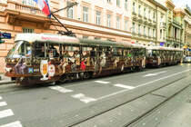Tatra Nummer 453 in fröhlicher Feierabendstimmung Bemalung. In Zagreb am 13.Mai 2016 geklickt.