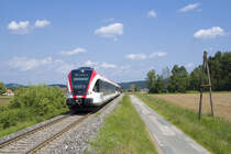 Am 25. Mai 2016 rollt 5063 001 sowie ein gleichaussehender Zwillingsbruder als SREX 4376 in Dietmannsdorf-Welsberg ein, während zwei hier am Bild nicht ersichtliche, fleißige Eisenbahner, gerade damit beschäftigt waren, mit Rasenmähern den Bahndamm frei von übermäßigen Bewuchs zu halten.