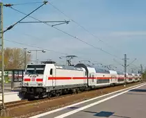. Die 146 564-0 (91 80 6146 564-0 D-DB) mit einem IC 2 am Haken erreicht am 06.05.2016 den Hauptbahnhof von Emden. Der Zug verkehrte als IC 2201 Norddeich Mole - K�ln HBF. (Hans)