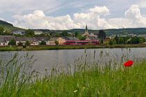 . Gewitterstimmung an der Mosel - W�hrend sich auf der deutschen Seite der Mosel dicke Gewitterwolken bildeten, zeigten sich am luxemburgischen Ufer die ersten Bl�ten, als der zweiteilige Triebzug der BR 442 durch den beschaulischen Moselort Nittel in Richtung Trier fuhr. 28.05.2016 (Jeanny)