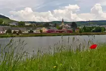 . Gewitterstimmung an der Mosel - W�hrend sich auf der deutschen Seite der Mosel dicke Gewitterwolken bildeten, zeigten sich am luxemburgischen Ufer die ersten Bl�ten, als der zweiteilige Triebzug der BR 442 durch den beschaulischen Moselort Nittel in Richtung Trier fuhr. 28.05.2016 (Jeanny)