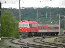 TEP70M 0249 fährt am 16.05.2016 um 10:45 Uhr mit einem Schnellzug aus Vilnius nach Klaipeda in Kaisiadorys ein. 