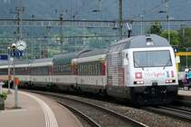 Einfahrt der TGV Lyria Werbelok Re 460 086 in den Bhf Erstfeld, am 29.5.2016.