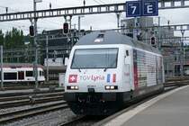 Re 460 086 TGV Lyria Werbelok bei der Einfahrt in Luzern, um an dem IR nach Basel angekuppelt zu werden, am 29.5.2016.