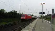 Die 101 075-0 der DB Fernverkehr durch Sechtem in Richtung Bonn (Koblenz).

28.05.2016
Sechtem 