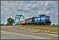 Lok 1 der Magdeburger Hafenbahn (ex 201 004-9) überquert am 21.05.2016 mit einem Sonderzug zur Niedrigwasserschleuse die Brücke zur Steinkopfinsel im Magdeburger Hafen.