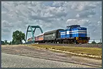 Lok 1 der Magdeburger Hafenbahn (ex 201 004-9) überquert am 21.05.2016 mit einem Sonderzug zur Niedrigwasserschleuse die Brücke zur Steinkopfinsel im Magdeburger Hafen.