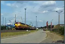 1806 und 1817 der Power Rail mit einem Sonderzug auf der Steinkopfinsel im Magdeburger Hafen. (21.05.2016)