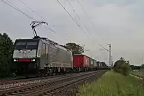 ES 64 F4-996 (189 096-1) am 12.05.2015 mit einem Containerzug nödlich von Müllheim (Baden) bei Hügelheim und fuhr gen Freiburg.