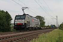 Am 12.05.2015 fuhr ES 64 F4-107 (189 107-6)  SBB Cargo International  mit einem nicht stark ausgelasteten Containerzug bei Hügelheim in Richtung Norden.