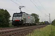 Am 12.05.2015 fuhr ES 64 F4-107 (189 107-6)  SBB Cargo International  mit einem nicht stark ausgelasteten Containerzug bei Hügelheim in Richtung Norden.