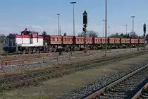 Im Einsatz für die Gleisbaustelle im Bahnhof von Aulendorf befindet sich 364 847-4 der ELBA Logistik GmbH am 12.04.2016. Aufnahmestandort war das Ende des zwischen Gleis 2 und 3 liegenden Bahnsteigs.