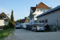 ASM/OJB/LMB: EINST UND JETZT. Die LMB-Strecke Langenthal-Melchnau wurde im Jahre 1917 eröffnet. Im Jahre 1982 erfolgte die Umstellung des Personenverkehrs zwischen St. Urban und Melchnau auf Busbetrieb. Eine Verlängerung des Bahnbetriebes bis St. Urban Ziegelei erfolgte 1989. Für den Güterverkehr (Normalspurwagen auf Rollböcken) sowie Personen-Extrazüge konnte die Strecke nach Melchnau weiterhin betrieben werden. Die Aufhebung der Konzession für den Streckenabschnitt St. Urban Ziegelei-Melchnau Fabrik erfolgte im Jahre 2012 sowie der Abbau von Geleisen und Fahrleitung im Winter 2015.
Am 27. Mai 2016 erinnerten nur noch die Remise im Hintergrund sowie das Stationsgebäude ohne Güterrampe an den früheren Bahnbetrieb.
Foto: Walter Ruetsch