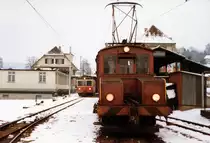 ASM/OJB/LMB: EINST UND JETZT. Die LMB-Strecke Langenthal-Melchnau wurde im Jahre 1917 eröffnet. Im Jahre 1982 erfolgte die Umstellung des Personenverkehrs zwischen St. Urban und Melchnau auf Busbetrieb. Eine Verlängerung des Bahnbetriebes bis St. Urban Ziegelei erfolgte 1989. Für den Güterverkehr (Normalspurwagen auf Rollböcken) sowie Personen-Extrazüge konnte die Strecke nach Melchnau weiterhin betrieben werden. Die Aufhebung der Konzession für den Streckenabschnitt St. Urban Ziegelei-Melchnau Fabrik erfolgte im Jahre 2012 sowie der Abbau von Geleisen und Fahrleitung im Winter 2015.
Im März 1982 kam es auf der Endstation Melchnau noch zu Zusammentreffen von Personen- und Güterzügen. OJB Be 4/4 82 und die Ge 4/4 56 (ehemals LMB) mit dem Güterzug kurz vor der Abfahrt nach Langenthal.
Foto: Walter Ruetsch