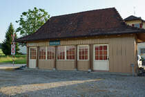 ASM/OJB/LMB: EINST UND JETZT. Die LMB-Strecke Langenthal-Melchnau wurde im Jahre 1917 eröffnet. Im Jahre 1982 erfolgte die Umstellung des Personenverkehrs zwischen St. Urban und Melchnau auf Busbetrieb. Eine Verlängerung des Bahnbetriebes bis St. Urban Ziegelei erfolgte 1989. Für den Güterverkehr (Normalspurwagen auf Rollböcken) sowie Personen-Extrazüge konnte die Strecke nach Melchnau weiterhin betrieben werden. Die Aufhebung der Konzession für den Streckenabschnitt St. Urban Ziegelei-Melchnau Fabrik erfolgte im Jahre 2012 sowie der Abbau von Geleisen und Fahrleitung im Winter 2015.
Am 27. Mai 2016 erinnerten nur noch das ehemalige historische Stationsgebäude sowie ein Andreaskreuz an den früheren Bahnbetrieb.
Foto: Walter Ruetsch  