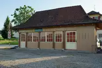 ASM/OJB/LMB: EINST UND JETZT. Die LMB-Strecke Langenthal-Melchnau wurde im Jahre 1917 eröffnet. Im Jahre 1982 erfolgte die Umstellung des Personenverkehrs zwischen St. Urban und Melchnau auf Busbetrieb. Eine Verlängerung des Bahnbetriebes bis St. Urban Ziegelei erfolgte 1989. Für den Güterverkehr (Normalspurwagen auf Rollböcken) sowie Personen-Extrazüge konnte die Strecke nach Melchnau weiterhin betrieben werden. Die Aufhebung der Konzession für den Streckenabschnitt St. Urban Ziegelei-Melchnau Fabrik erfolgte im Jahre 2012 sowie der Abbau von Geleisen und Fahrleitung im Winter 2015.
Am 27. Mai 2016 erinnerten nur noch das ehemalige historische Stationsgebäude sowie ein Andreaskreuz an den früheren Bahnbetrieb.
Foto: Walter Ruetsch  