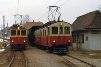 ASM/OJB/LMB: EINST UND JETZT. Die LMB-Strecke Langenthal-Melchnau wurde im Jahre 1917 eröffnet. Im Jahre 1982 erfolgte die Umstellung des Personenverkehrs zwischen St. Urban und Melchnau auf Busbetrieb. Eine Verlängerung des Bahnbetriebes bis St. Urban Ziegelei erfolgte 1989. Für den Güterverkehr (Normalspurwagen auf Rollböcken) sowie Personen-Extrazüge konnte die Strecke nach Melchnau weiterhin betrieben werden. Die Aufhebung der Konzession für den Streckenabschnitt St. Urban Ziegelei-Melchnau Fabrik erfolgte im Jahre 2012 sowie der Abbau von Geleisen und Fahrleitung im Winter 2015.
Grossverkehr auf der Station Untersteckholz im Jahre 1984 mit BDe 4/4 4 und BDe 4/4 5 (ehemals SNB).
Foto: Walter Ruetsch  