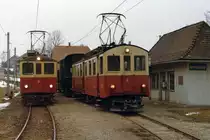 ASM/OJB/LMB: EINST UND JETZT. Die LMB-Strecke Langenthal-Melchnau wurde im Jahre 1917 eröffnet. Im Jahre 1982 erfolgte die Umstellung des Personenverkehrs zwischen St. Urban und Melchnau auf Busbetrieb. Eine Verlängerung des Bahnbetriebes bis St. Urban Ziegelei erfolgte 1989. Für den Güterverkehr (Normalspurwagen auf Rollböcken) sowie Personen-Extrazüge konnte die Strecke nach Melchnau weiterhin betrieben werden. Die Aufhebung der Konzession für den Streckenabschnitt St. Urban Ziegelei-Melchnau Fabrik erfolgte im Jahre 2012 sowie der Abbau von Geleisen und Fahrleitung im Winter 2015.
Grossverkehr auf der Station Untersteckholz im Jahre 1984 mit BDe 4/4 4 und BDe 4/4 5 (ehemals SNB).
Foto: Walter Ruetsch  