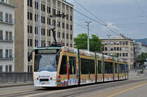 Be 6/8 Combino 319, mit einer Thalia/Orelfüssli Werbung, überquert die Dreirosenbrücke. Die Aufnahme stammt vom 29.05.2016.