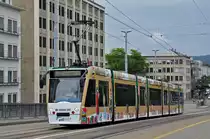 Be 6/8 Combino 319, mit einer Thalia/Orelfüssli Werbung, überquert die Dreirosenbrücke. Die Aufnahme stammt vom 29.05.2016.