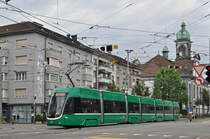 Be 6/8 Flexity 5013, fährt zur Haltestelle der Linie 8 an der CIBA. Die Aufnahme stammt vom 29.05.2016.