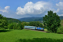 212 285 mit einem Alex-Wagen am 28.05.2016 bei Niederkandelbach. 