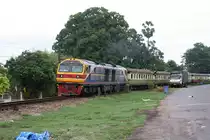 HID 4519 (Co'Co', de, Hitachi, Bauj. 1993) am 22.Mai 2016 vor dem ORD 447 (Surat Thani - Sungai Kolok) kurz nach dem Bf. Surat Thani.