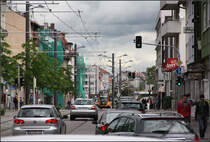 Den Autos entgegen -

Vom Autoverkehr belastet ist die Paulinenstraße in Heilbronn. Obwohl es sich um eine Bundesstraße handelt, hat man doch Platz gefunden, hier eine Stadtbahntrasse unterzubringen. Auffällig gestaltet sind die Oberleitungsmasten.

31.05.2016 (M)