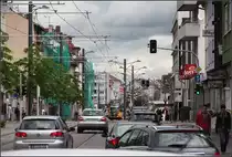 Den Autos entgegen -

Vom Autoverkehr belastet ist die Paulinenstraße in Heilbronn. Obwohl es sich um eine Bundesstraße handelt, hat man doch Platz gefunden, hier eine Stadtbahntrasse unterzubringen. Auffällig gestaltet sind die Oberleitungsmasten.

31.05.2016 (M)