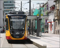 Moderne Haltestellen -

Die Stationen der Nordstrecke, hier die Station Technisches Schulzentrum, wurden anlog zu den Haltestellen modern gestaltet. In der Regel wurden Mittelbahnsteige errichtet. Bedingt durch die Mittelflurbahnen ist eine gewisse Bahnsteighöhe nötig. Der Schiebetritt fährt mit relativ lautem Geräusch unter die Bahnsteigkante aus.

Noch gewöhnungsbedürftig ist das Gesicht der Bombardier-Stadtbahnwagen. Sie wirken schwerer, als die Vorgängerfahrzeuge.

31.05.2016 (M)