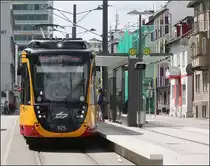 Moderne Haltestellen -

Die Stationen der Nordstrecke, hier die Station Technisches Schulzentrum, wurden anlog zu den Haltestellen modern gestaltet. In der Regel wurden Mittelbahnsteige errichtet. Bedingt durch die Mittelflurbahnen ist eine gewisse Bahnsteighöhe nötig. Der Schiebetritt fährt mit relativ lautem Geräusch unter die Bahnsteigkante aus.

Noch gewöhnungsbedürftig ist das Gesicht der Bombardier-Stadtbahnwagen. Sie wirken schwerer, als die Vorgängerfahrzeuge.

31.05.2016 (M)